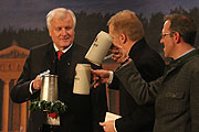Die erste Maß überreichte Andi Steinfatt an Ministerpräsident Horst Seehofer (©Foto. Martin Schmitz)